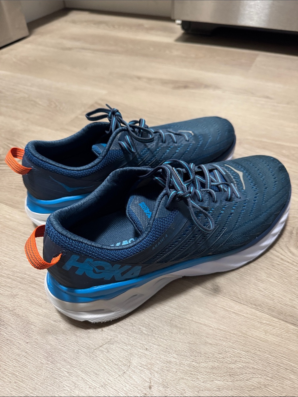 Hoka Men’s Arahi 4